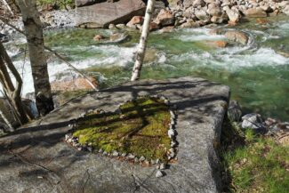 Wasser mit Herz auf Stein