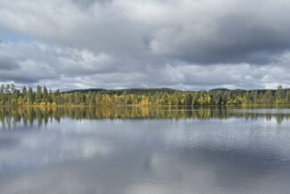 Herbstliche Landschaft sich spiegelnd im See